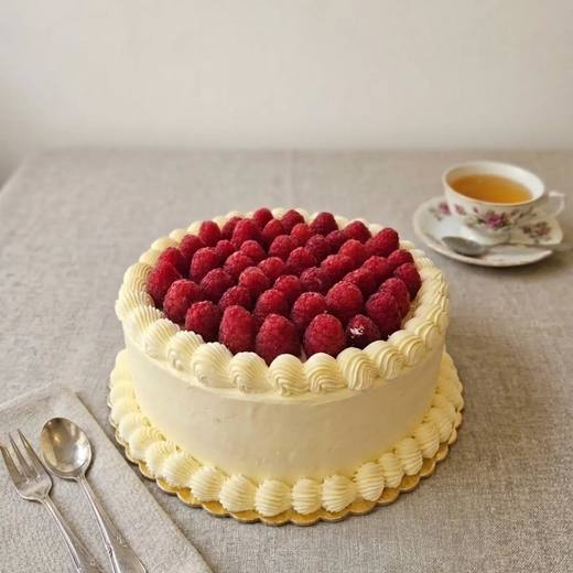 Tort cu cremă și zmeură