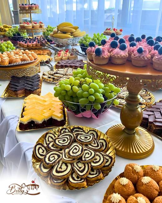 Fruit bar cu struguri și prăjituri