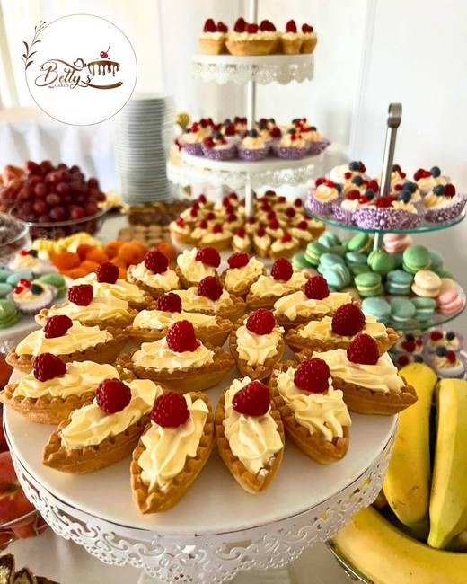 Tarte cu cremă și fructe