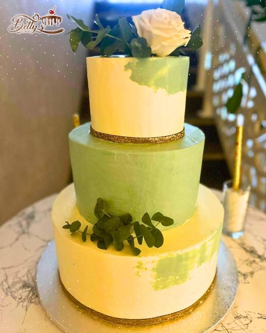 Tort de nuntă verde cu auriu
