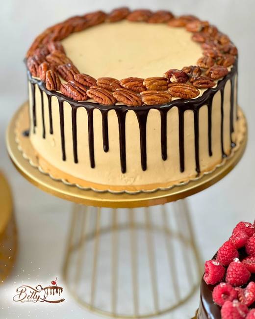 Medovik cu nucă pecan și glazură