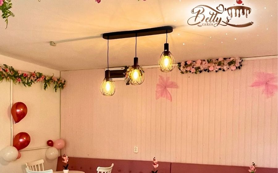Interiorul cofetăriei Betty's Cakes din Dâmbu Pietros