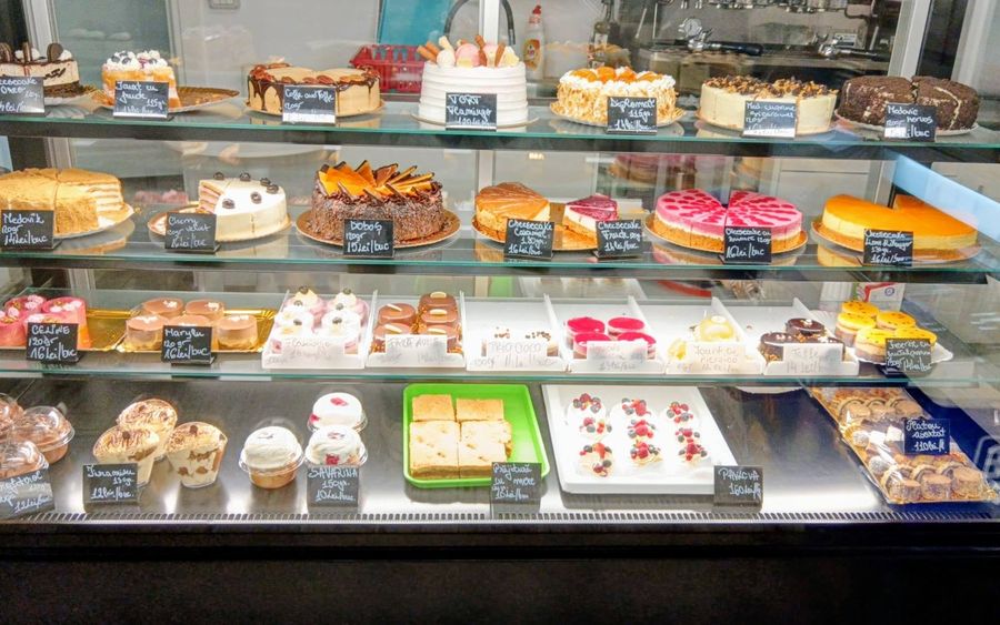 Vitrina cu prăjituri Betty's Cakes