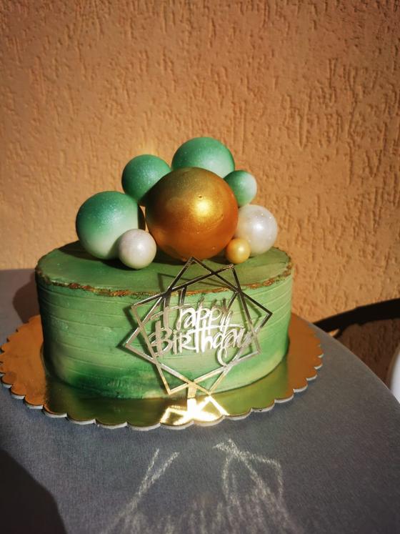Tort verde cu sfere aurii
