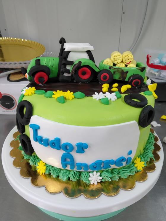 Tort cu tractor