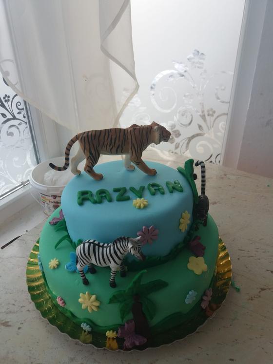 Tort cu animale din junglă
