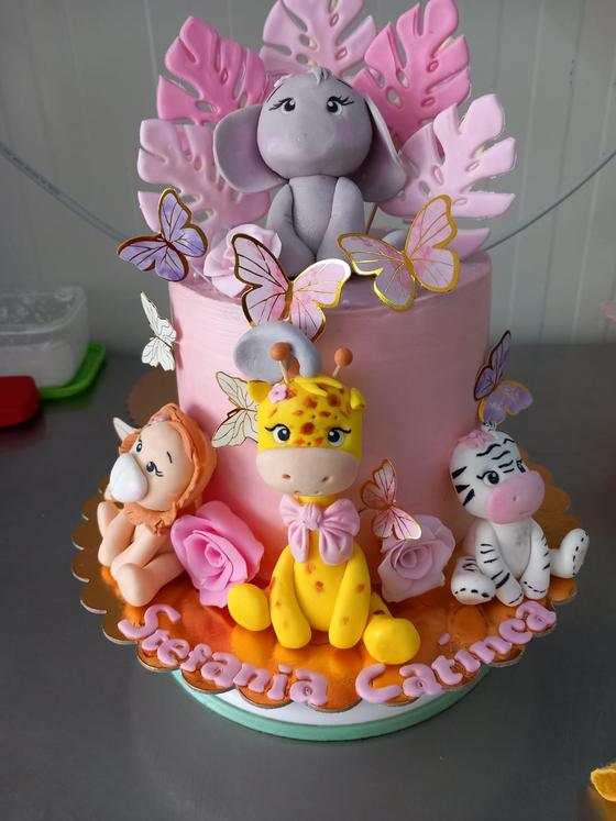 Tort cu animăluțe și flori