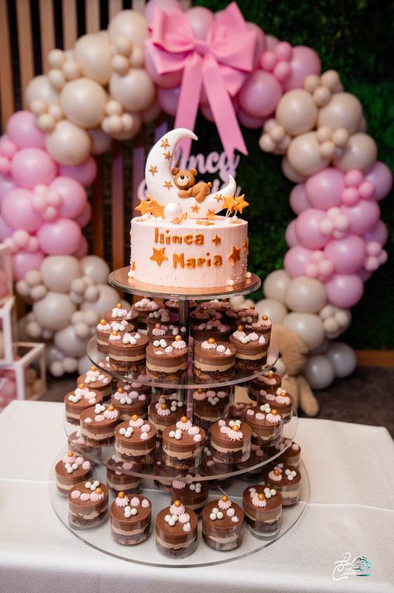 Tort de botez și candy bar cu arcadă de baloane