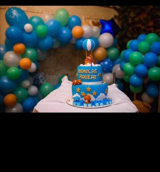 Tort de botez cu balon cu aer cald