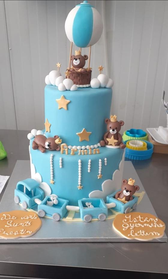 Tort de botez cu balon și ursuleți