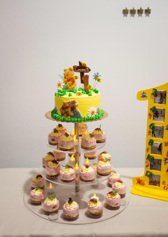 Tort de botez pe etajeră cu prăjituri