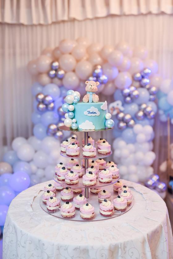 Tort de botez și candy bar mov