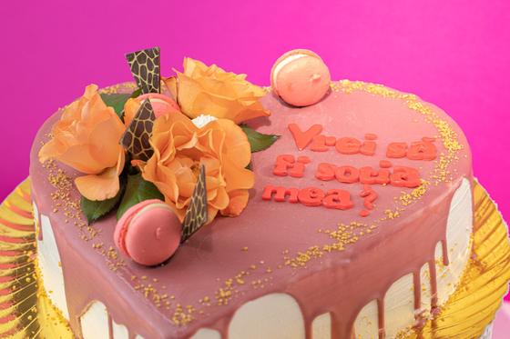 Tort roz cu macarons și flori