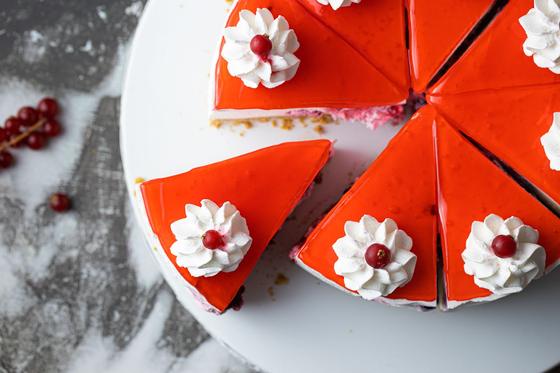 Felii de tort cu jeleu și frișcă