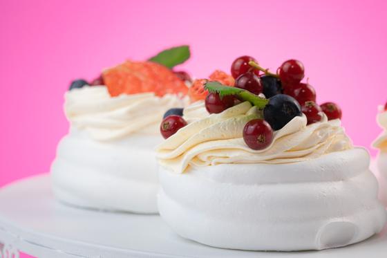Pavlova cu fructe de pădure