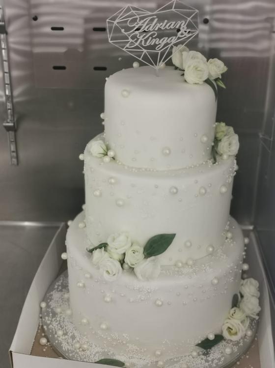 Tort de nuntă cu perle și trandafiri albi