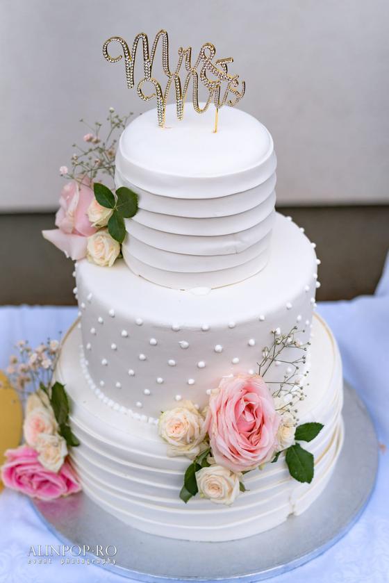 Tort de nuntă Mr & Mrs cu trandafiri