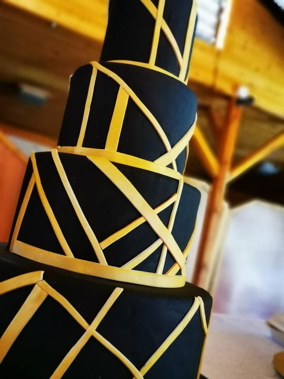Tort de nuntă negru cu linii aurii