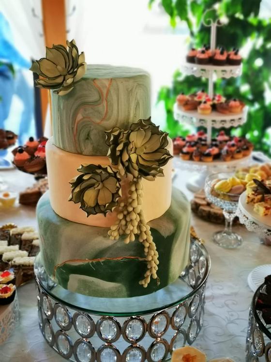 Tort de nuntă verde marmorat cu sukulente aurii