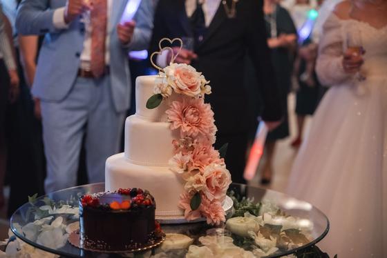 Tort de nuntă cu cascadă de trandafiri