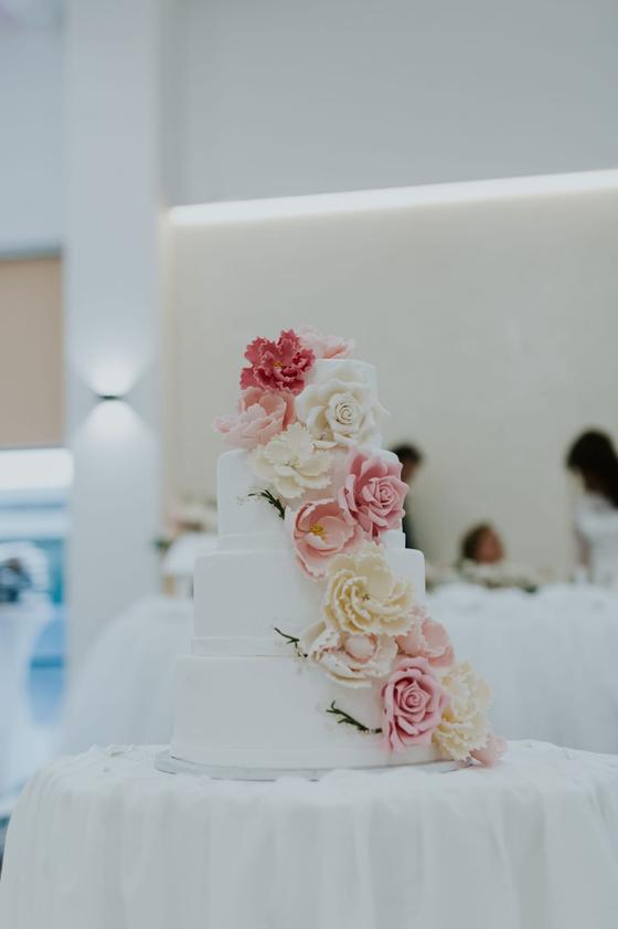 Tort de nuntă cu trandafiri roz