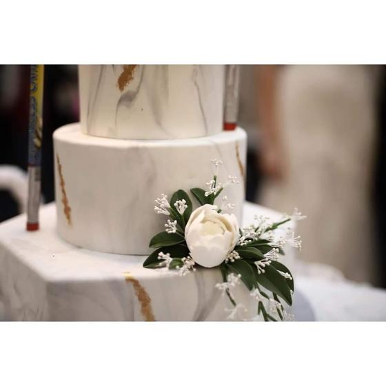 Tort de nuntă marmorat cu bujor alb