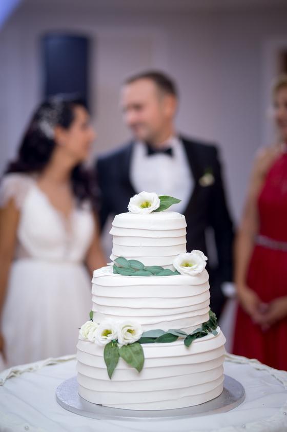 Tort de nuntă cu dungi și flori albe