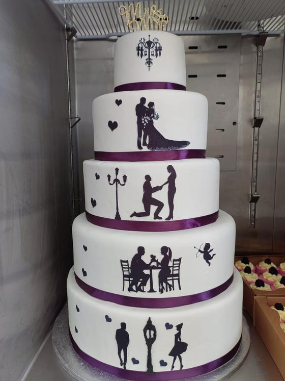 Tort de nuntă cu siluete de miri