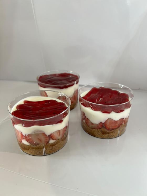Cheesecake la pahar cu căpșuni